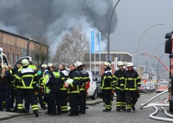 Großbrand in Hamburg: Feuerwehr warnt vor giftiger Rauchwolke
