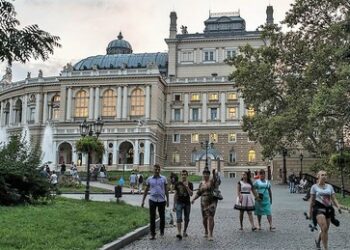 Oper von Odessa feuert Chefdirigenten - wegen Auftritts in Theater von Netrebkos Ehemann