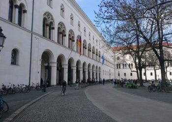 Schuldig der "Querdenkerei": Münchner Uni schwärzt Professor beim Geheimdienst an