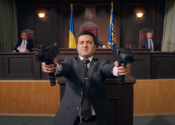 "Ich weiß, wie man schießt": Selenskij erklärt, warum er eine Waffe trägt