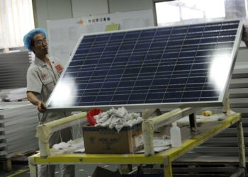 Bundesagenten überfallen zwei US-Anlagen des chinesischen Unternehmens Jinko Solar