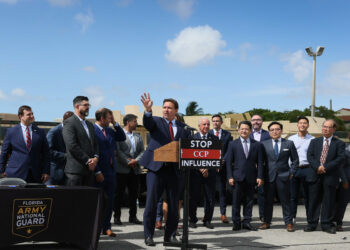 Bundesstaat Florida verklagt, nachdem DeSantis ein Gesetz unterzeichnet hat, das einigen chinesischen Staatsangehörigen den Besitz von Eigentum verbietet