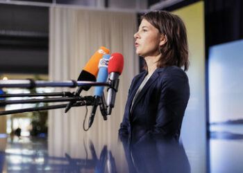 Außenministerin Annalena Baerbock warnt Südafrika vor Waffenlieferungen an Russland