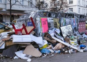 Berlin-Friedrichshain: Abfalleimer abbauen, um Müll zu vermeiden
