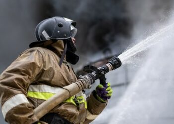 Drohnenangriff auf Treibstoffdepot in Krasnodar – Öltank in Flammen