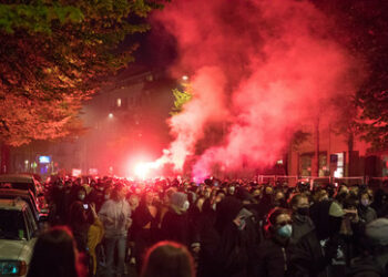 Flaschen und Pyrotechnik: Walpurgisnacht in Kreuzberg