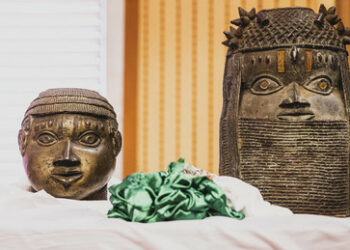 Folgen für Rückgabepolitik? Nigerias Präsident schenkt Benin-Bronzen einem König