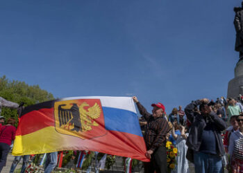 Gericht: Auch russische Flaggen beim Weltkriegsgedenken erlaubt, doch Polizei legt Beschwerde ein