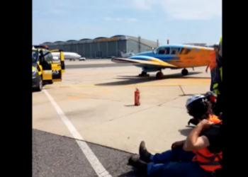 Klimaaktivisten besprühen am BER Privatjets mit Farbe