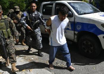 Salvadorianische Sicherheitskräfte riegeln nach Mord an Polizist ganze Gemeinde ab