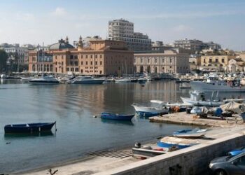 Schiff mit 600 Flüchtlingen trifft im Hafen von Bari ein