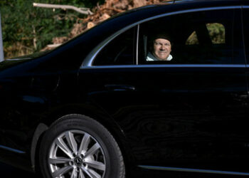 Schwerwiegende Sicherheitspanne: Kanzler Scholz wird von fremdem Mann "innig" umarmt