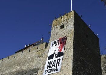 Tag des Sieges an EU-Grenze: Konzert in Russland, Anti-Kriegs-Plakat in Estland