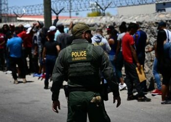 Trump-Maßnahmen laufen aus – Tausende Migranten sammeln sich an mexikanischer Grenze zu USA