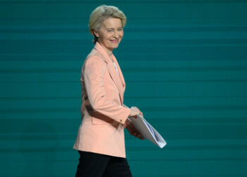 "Interessantes Hütchenspiel" ‒ EU-Abgeordneter Sonneborn kommentiert jüngste EU-Pfizer-Pläne