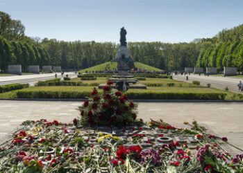 "Nazis raus": Provokateure stören Gedenken im Treptower Park