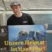 "Unsere Heimat ist das Meer!" – Tierschützer protestieren im Duisburger Delfinarium