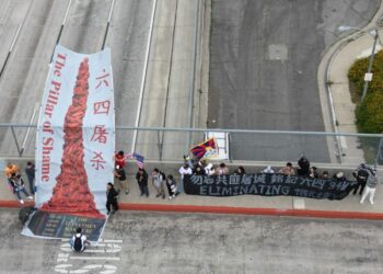 Pro-democracy activists display a “Pillar of Shame” banner over a bridge during an event commemorating the 1989 Tiananmen Square massacre, in Los Angeles, Calif., on May 28, 2023. (Courtesy of Jie Lijian)