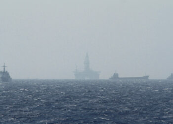 An oil rig (C) which China calls Haiyang Shiyou 981, and Vietnam refers to as Hai Duong 981, is seen in the South China Sea, off the shore of Vietnam on May 14, 2014. (Minh Nguyen/Reuters)