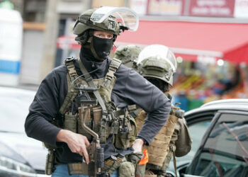 Berlin: Angriff auf SEK-Beamte und Polizeihund mit heißem Wasser und Messer