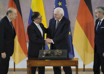 Deutschland gibt zwei Masken des indigenen Volkes Kogi an Kolumbien zurück