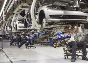 Deutschlands Wirtschaft schrumpft weiter: Industrie verliert Auftragseingänge