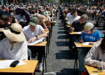 Frankreich: Neuer Weltrekord beim größten Rechtschreibdiktat