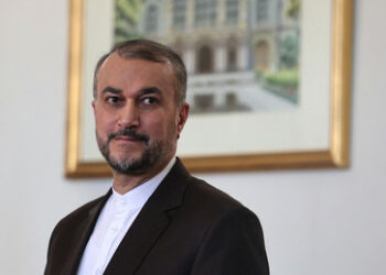 Iranischer Außenminister besucht Oman: Indirekte Gespräche mit den USA gewinnen an Fahrt