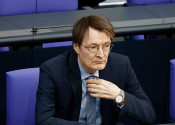 Milliardendefizit in der gesetzlichen Krankenversicherung: Lauterbach kündigt Beitragserhöhung an