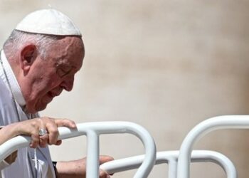 OP unter Vollnarkose: Papst muss dringend unters Messer