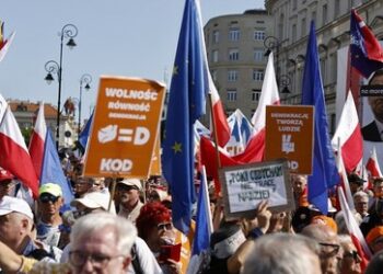 Rund eine halbe Million Menschen bei Protestmarsch in Warschau