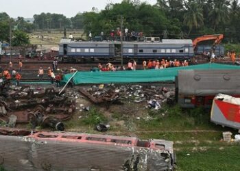 Schweres Zugunglück in Indien: Ursache offenbar Fehler im elektronischen Signalsystem