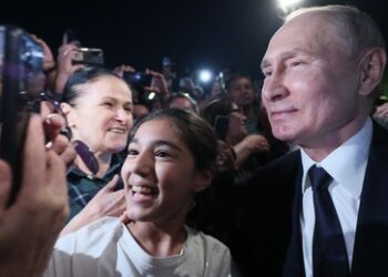 Trotz epidemiologischer Maßnahmen: Putin spricht eng mit Einwohnern von Derbent