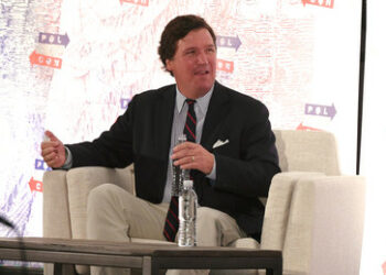 Tucker Carlsons erste unabhängige Sendung ist eine neue Herausforderung für das Establishment