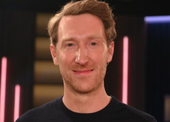 "Können Sie kein Englisch?" – Moderator Klamroth verspottet von Migranten belästigte Frauen