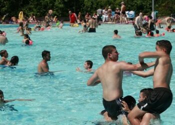 "Zunehmend Aggression und Respektlosigkeit" – Bademeister fordern Polizeipräsenz um Schwimmbäder