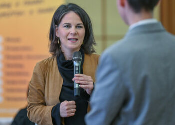 Baerbock in Eisenhüttenstadt – Demonstrant wirft mit Eiern