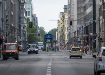 Berlin: Polizeimitarbeiter von Fassadenteil niedergeschlagen