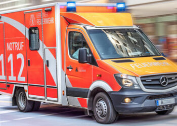 Brand in Berlin: Zwei Menschen verfehlen Sprungtuch der Feuerwehr und sterben