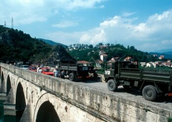 Militarismus oder Pazifismus: Wie ein Plakat in der Nähe eines NATO-Stützpunkts Furore macht