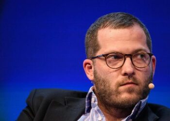 Nach Kritik an Regenbogenfahne: Berlins Queerbeauftragter zeigt Julian Reichelt an