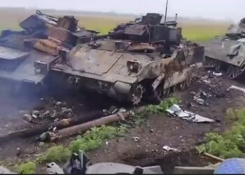 Russische Soldaten zeigen "Bradley-Friedhof"