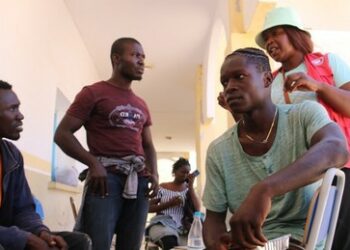 Tunesier treiben Hunderte Flüchtlinge in die Wüste