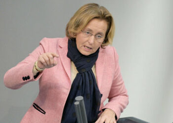 AfD-Abgeordnete Beatrix von Storch mit Fäkalien beschmiert