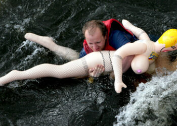 Aufblasen, fertig, los: Sankt Petersburg veranstaltet Schwimmwettbewerb auf Gummipuppen