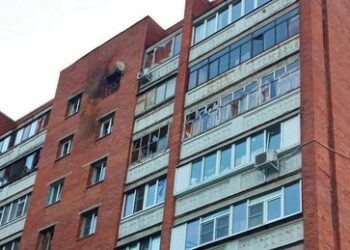 Drohne prallt gegen Wohnhaus in Kursk