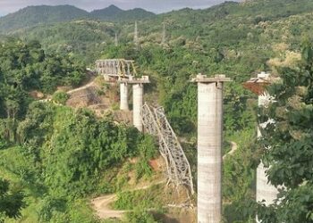 Eisenbahnbrücke stürzt in Indien ein: mindestens 26 Tote
