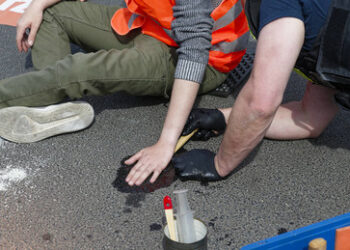 Klimakleber: Gibt es ein Versammlungsrecht für bezahlten Protest?
