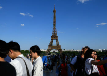 Mann springt mit Fallschirm vom Eiffelturm – und wird festgenommen