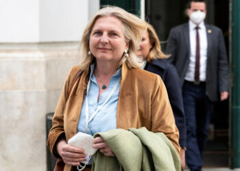 Österreichs Ex-Spitzendiplomatin Kneissl: Keine Malediven, lieber das russische Dorf